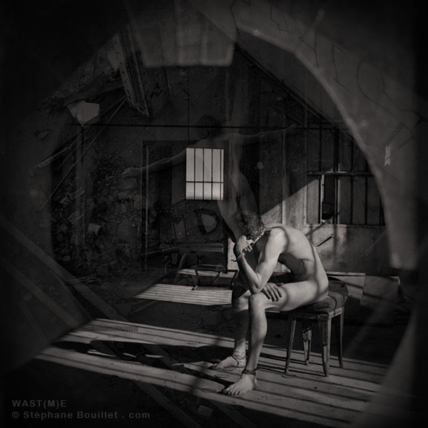 Autoportrait de nu en position penseur de Rodin: méditation et esprit