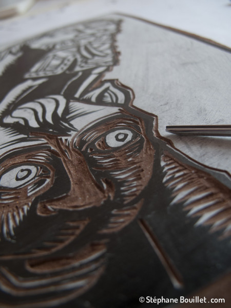 Début de la gravure: avoir un dessin fortement contrasté en noir sur blanc permet d'être plus précis que noir sur le brun foncé du linoleum