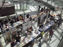 vue sur les stands BD depuis la salle de conférence