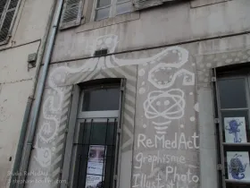 Quand le nettoyage d'un mur devient le début du street art...