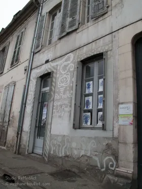 Quand le nettoyage d'un mur devient le début du street art...