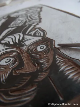 Début de la gravure: avoir un dessin fortement contrasté en noir sur blanc permet d'être plus précis que noir sur le brun foncé du linoleum