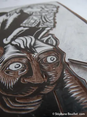 Début de la gravure: avoir un dessin fortement contrasté en noir sur blanc permet d'être plus précis que noir sur le brun foncé du linoleum