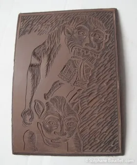 Linogravure terminée: pour éviter que la première couche d'encre à l'eau ne dissolve le gesso, on l'enlève en le ponçant (le diluer à l'eau peut aussi marcher, mais le lino n'aime pas trop l'eau)