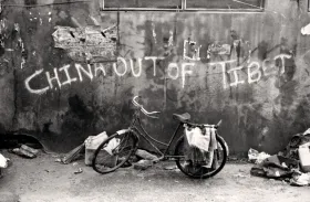 Grafiti "China out of Tibet"