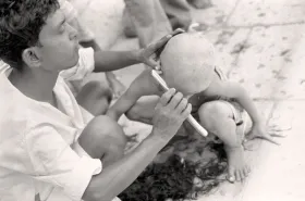 Rasage de la tête d'un enfant | Varanasi | Inde