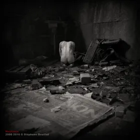 Wast(m)e: autoportrait de nu dans une friche industrielle