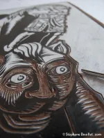 Début de la gravure: avoir un dessin fortement contrasté en noir sur blanc permet d'être plus précis que noir sur le brun foncé du linoleum