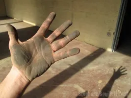 Main sale dans une usine