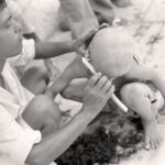 Rasage de la tête d'un enfant | Varanasi | Inde