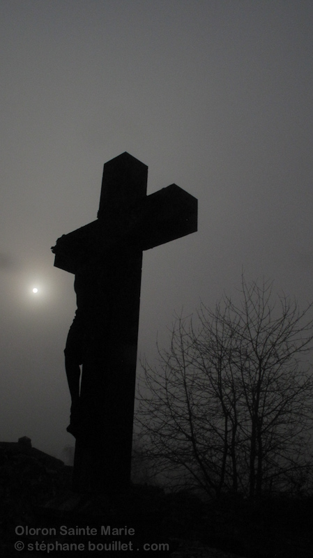 Croix au cimetière de Sainte croix d'Oloron Sainte Marie