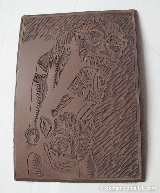 Linogravure terminée: pour éviter que la première couche d'encre à l'eau ne dissolve le gesso, on l'enlève en le ponçant (le diluer à l'eau peut aussi marcher, mais le lino n'aime pas trop l'eau)