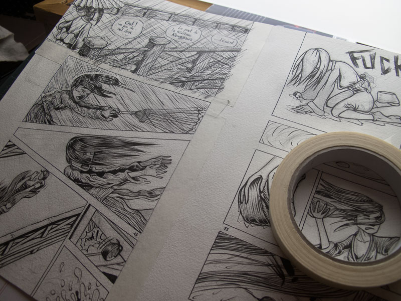 Utilisation du scotch en bande dessinée pour détourer les cases: utiliser du scotch de peintre. Faire des essais avant sur le papier pour être sûr que l'on ne va pas tout déchirer en l'enlevant. Ne pas le laisser trop longtemps en place